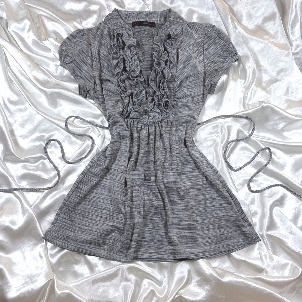 y2k Top Gray Excellent HeartSoul Ruffle V-Neck Empire Waist Tie Back Space Dye